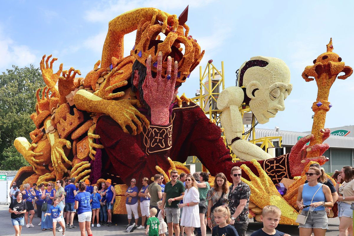 Bloemencorso Zundert 2024 flower parade float 'Hebzucht' (Greed) in the Netherlands